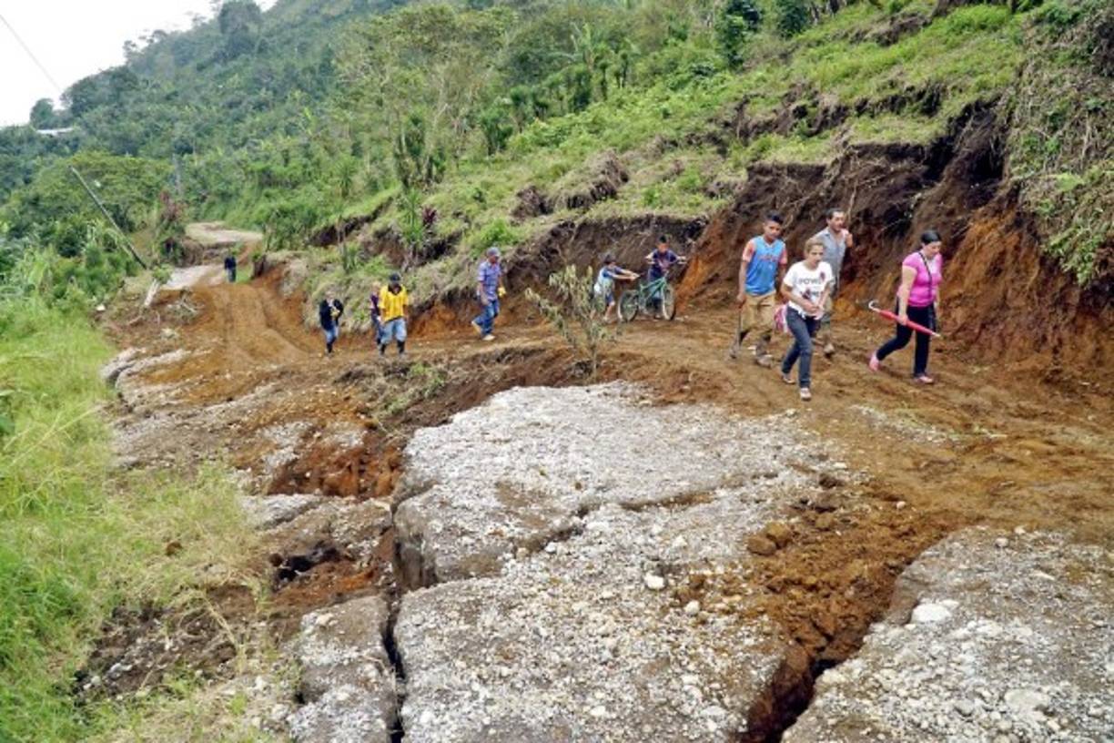 Familias enteras sufren, pues sus casas fueron destruidas y otras que están cerca de donde ocurrieron los deslizamientos de tierra, corren peligro de caerse, por lo que tuvieron que desalojarlas. Los habitantes de la cabecera departamental de Santa Bárbara llegan a Gualala a abastecerse de agua, pues no tienen en la ciudad, y esas mismas tuberías son utilizadas para las pilas en donde crían tilapias, de las cuales muchas fueron destruidas por las aguas de una quebrada.<br/><br/>Paso a Zapote Injerto.