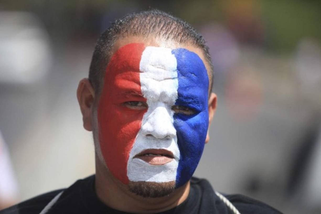Este aficionado no dudó en pintarse su rostro con los colores de su equipo.