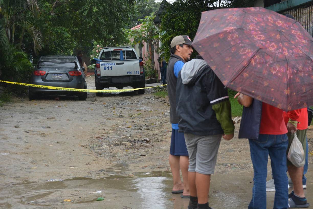 En lugar de buscar una solución más segura, optó por <b>escalar el portón</b> para ingresar.