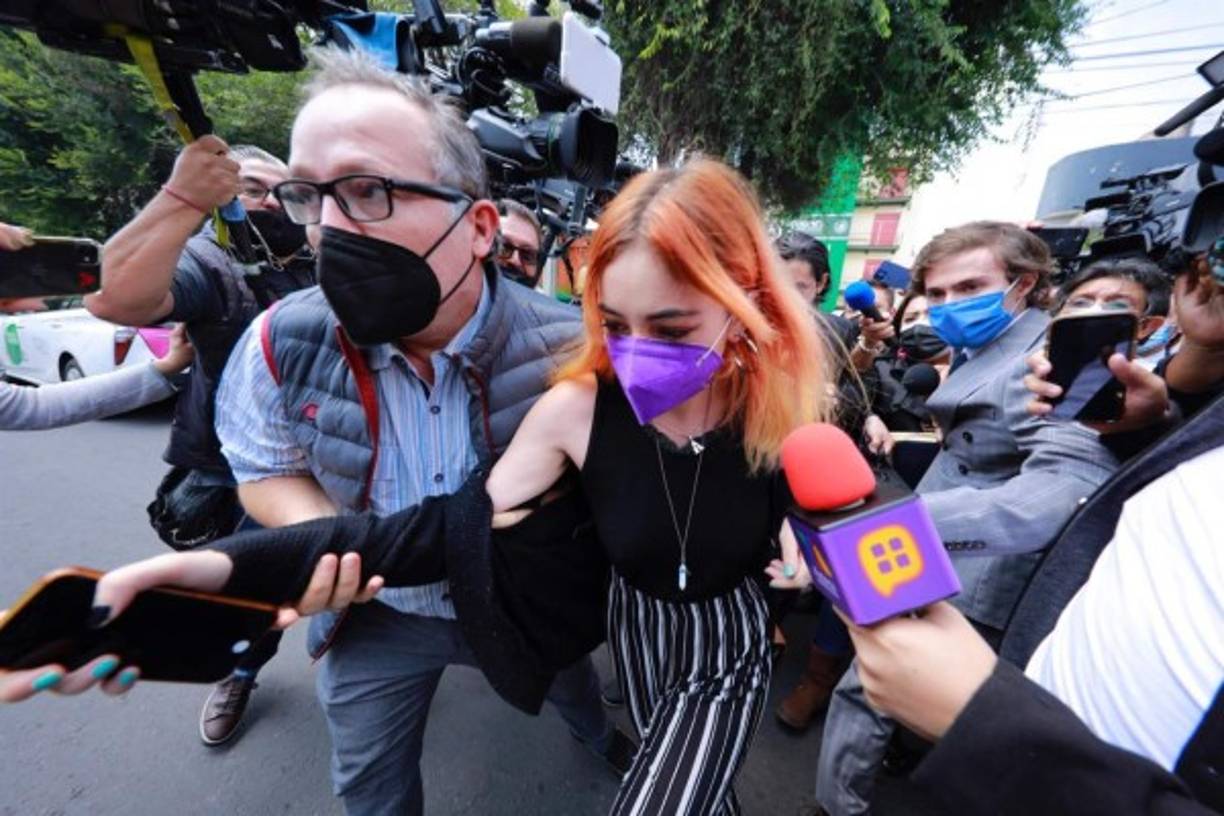 Acudió a declarar a las instalaciones la presunta víctima de abuso cuyo video habría sido distribuido por YosStop, Ainara Suárez.<br/><br/>Yoseline no fue vista puesto que las autoridades la llevaron de vuelta al penal de la Ciudad de México donde está desde que la detuvieron.<br/>