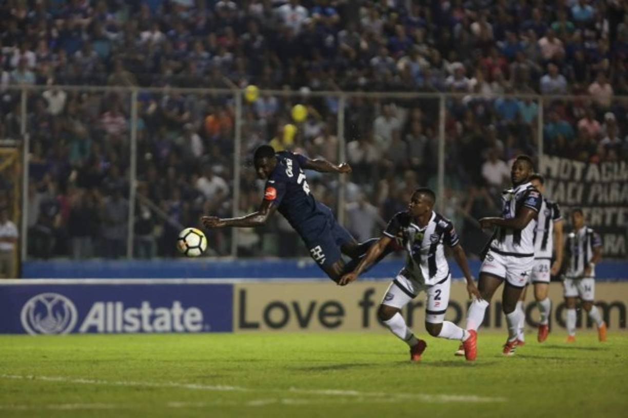 Javier Estupiñán estuvo cerca de marcar gol con este remate de cabeza.