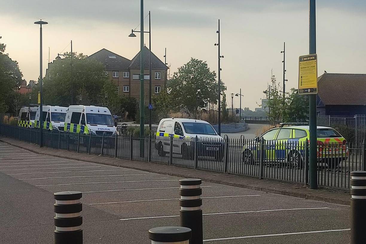 Anna, que vive en Inglaterra desde hace dos años, es descrita por su hermana como una persona alegre, trabajadora y muy dedicada. “Ella prácticamente solo trabajaba, salía temprano y llegaba de noche”, expresó Danyella, quien se encuentra conmocionada por lo ocurrido.