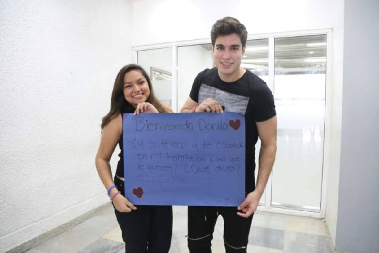 El actor colombiano Danilo Carrera con una fans en el aeropuerto Ramón Villeda Morales. Fotos Jordan Perdomo.