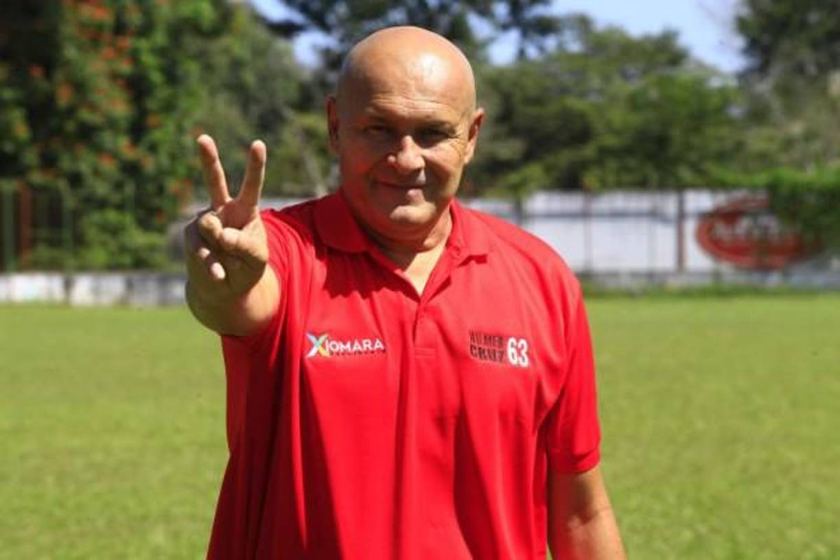 8. Wilmer Cruz: Después de varios años como futbolista y ahora entrenador, ‘Superman’ decidió incursionar en la política como candidato en el Partido Libre.