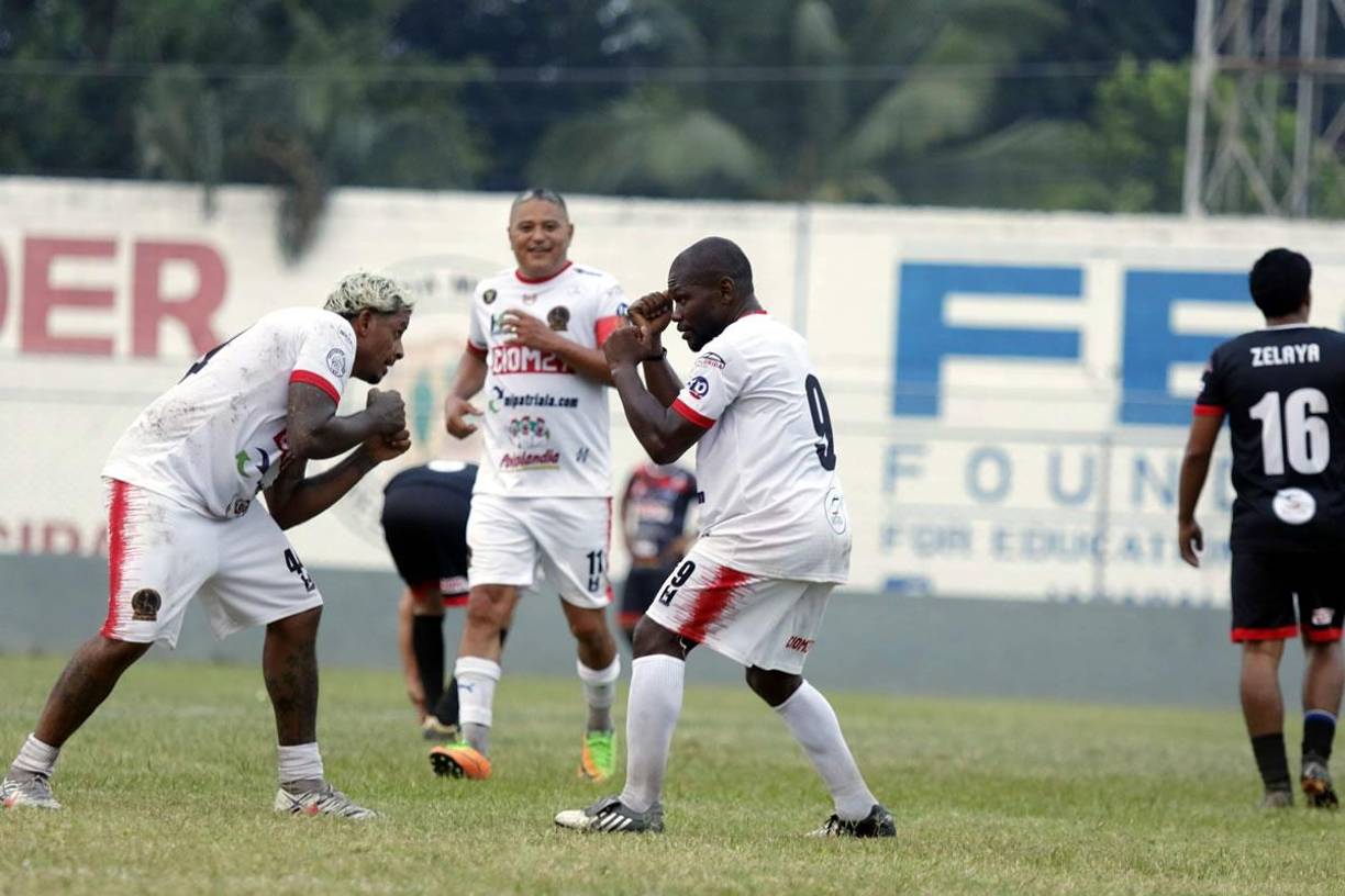 Estilo boxeo. Así festejaron Wilfredo Barahona y ‘Tyson‘ Núñez uno de los 11 goles que se dieron en la tarde futbolera en El Progreso.