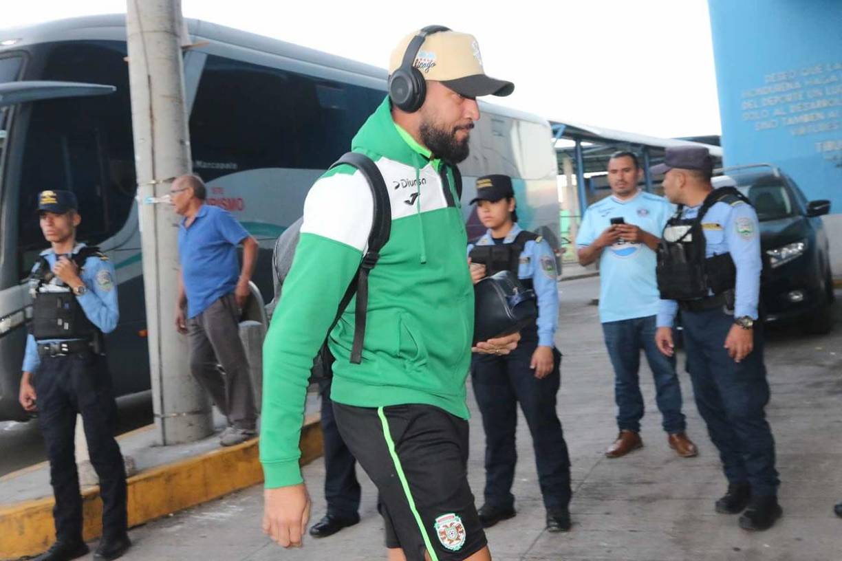 El portero panameño César Samudio entró al coloso capitalino con auriculares.