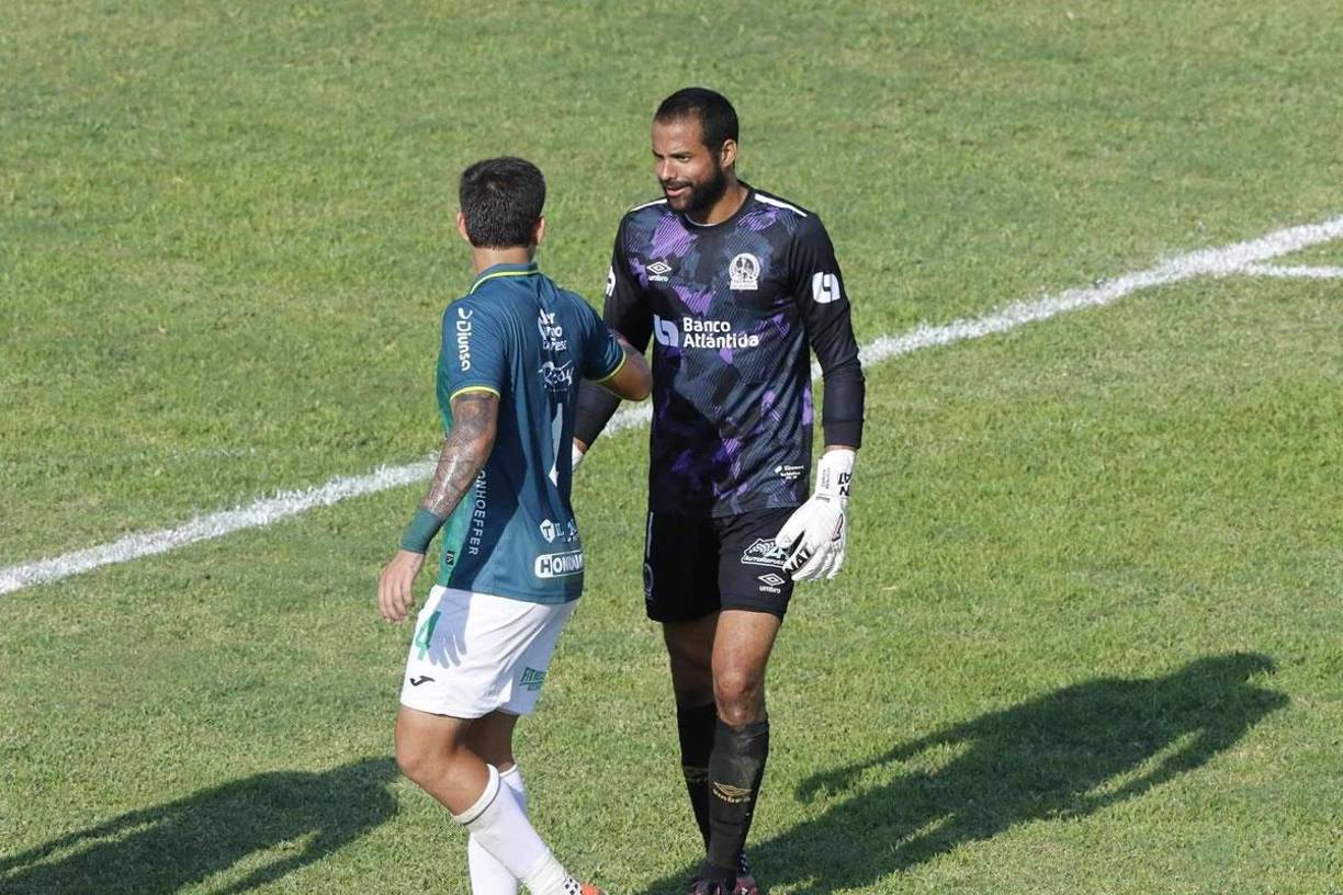 ¿Qué habrá pasado entre André Orellana y Edrick Menjívar? La imagen parece indicar que se dijeron algunas cositas.