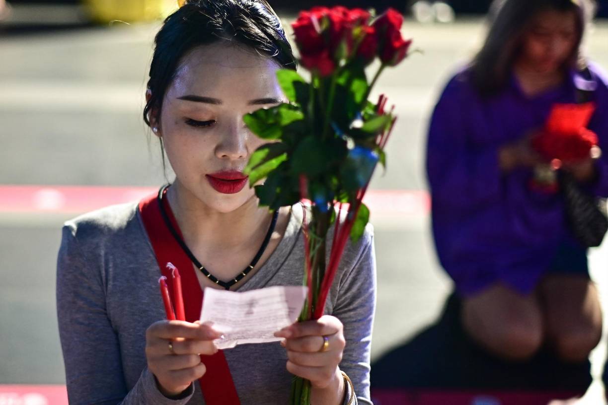 En Bangkok, varias mujeres ofrecieron sus oraciones en el Santuario Trimurti para atraer el amor.