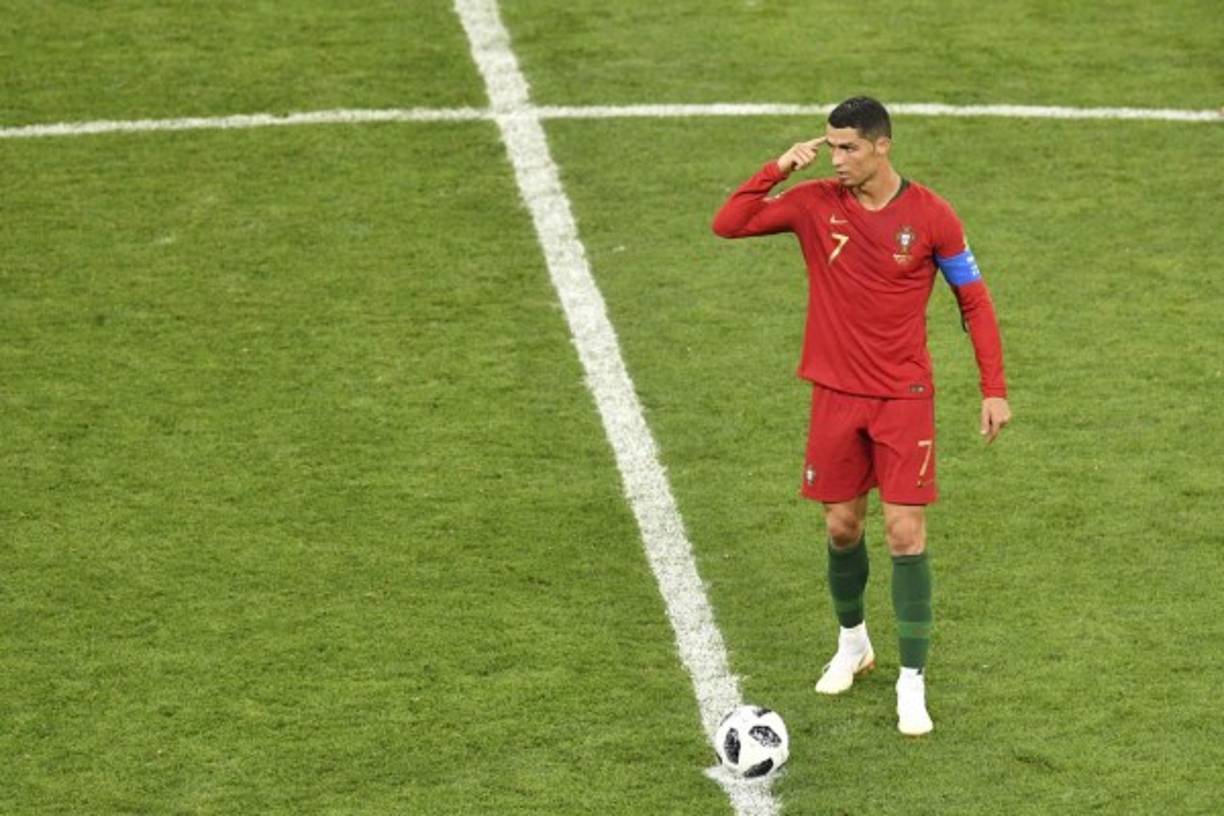 Los iraníes empataron el juego en el minuto 90 e inmediatamente Cristiano Ronaldo les pidió mantener la calma a sus compañeros portugueses. CR7 pidió tranquilidad.