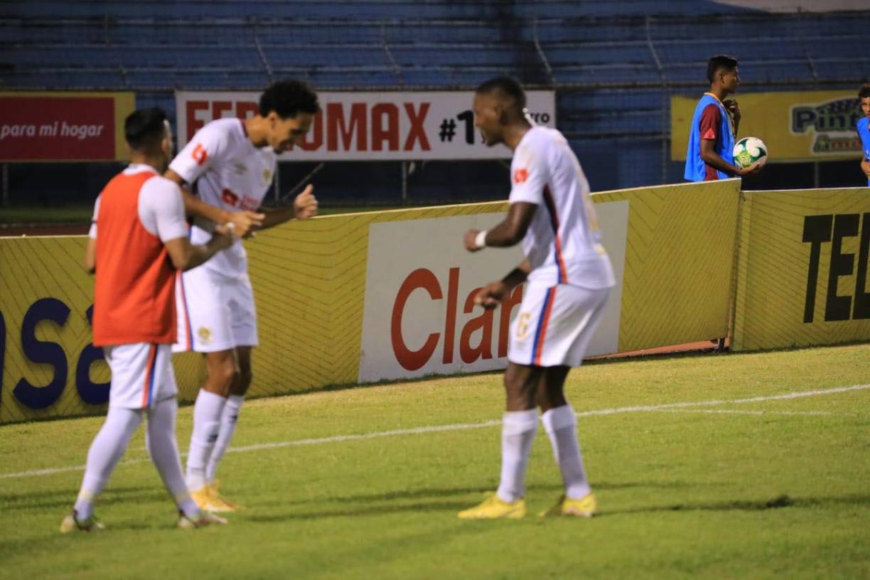 Yan Maciel bailó junto a Beckeles tras convertir el gol que significó la victoria del Olimpia.