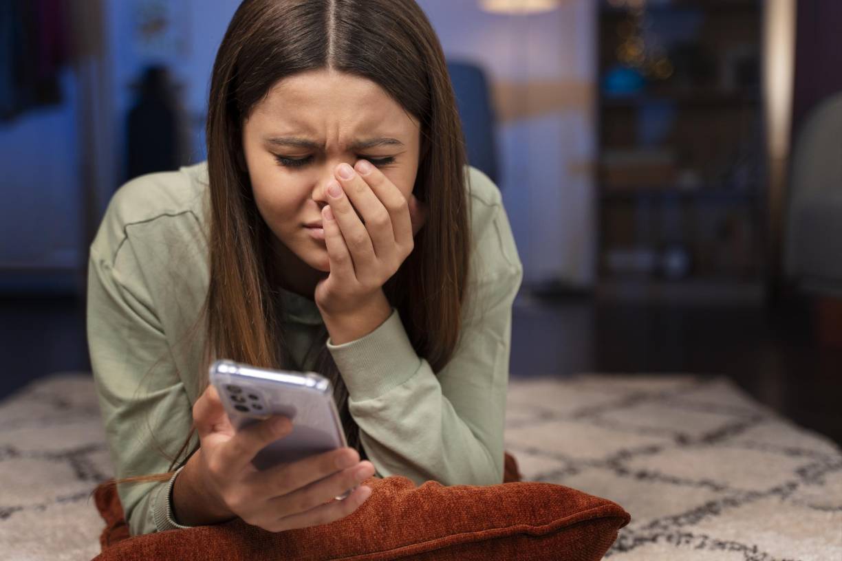 <b>8. Sentimientos de tristeza o depresión: </b>Experimentar tristeza o depresión cuando se enteran de que otros han estado en actividades que no pudieron disfrutar.