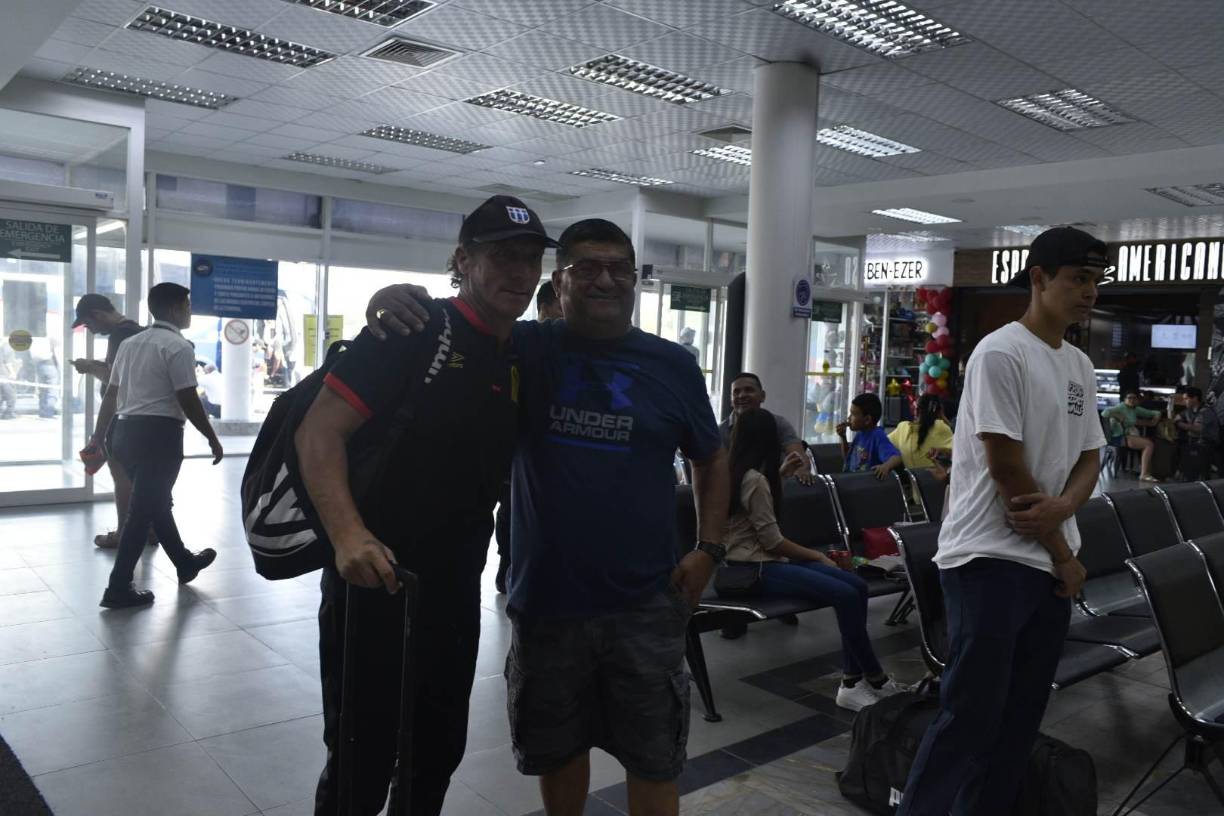 A su llegada al inmueble aeroportuario, muchas personas se acercaron para sacarse una postal con los jugadores del Olimpia y con el carismático Pedro Troglio.