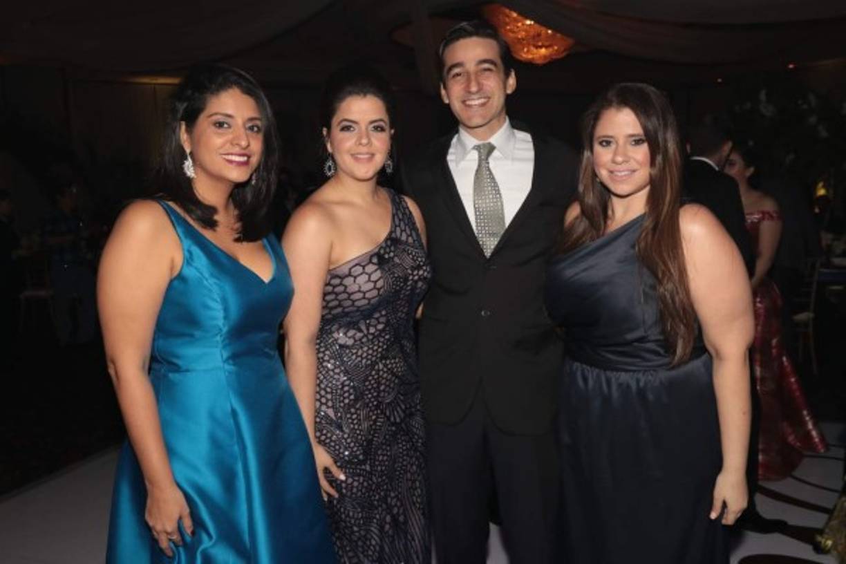 Tutty Herrera, Yessielle Velásquez, Ramón Hawit y Karlene Holst.