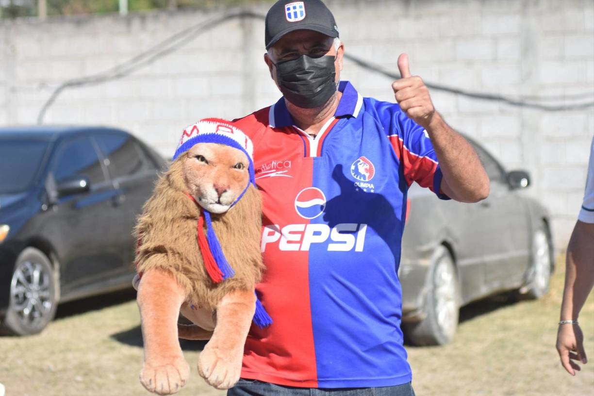 Este hincha de Olimpia llegó identificado con los colores de su equipo y un peluche en referencia al conjunto bkanco.