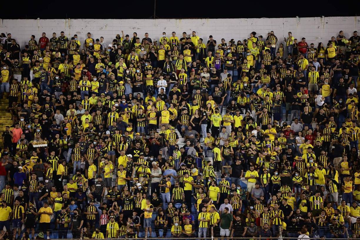Ambientazo y lindas chicas en el Morazán con el Real España-Alajuelense por Liga Concacaf