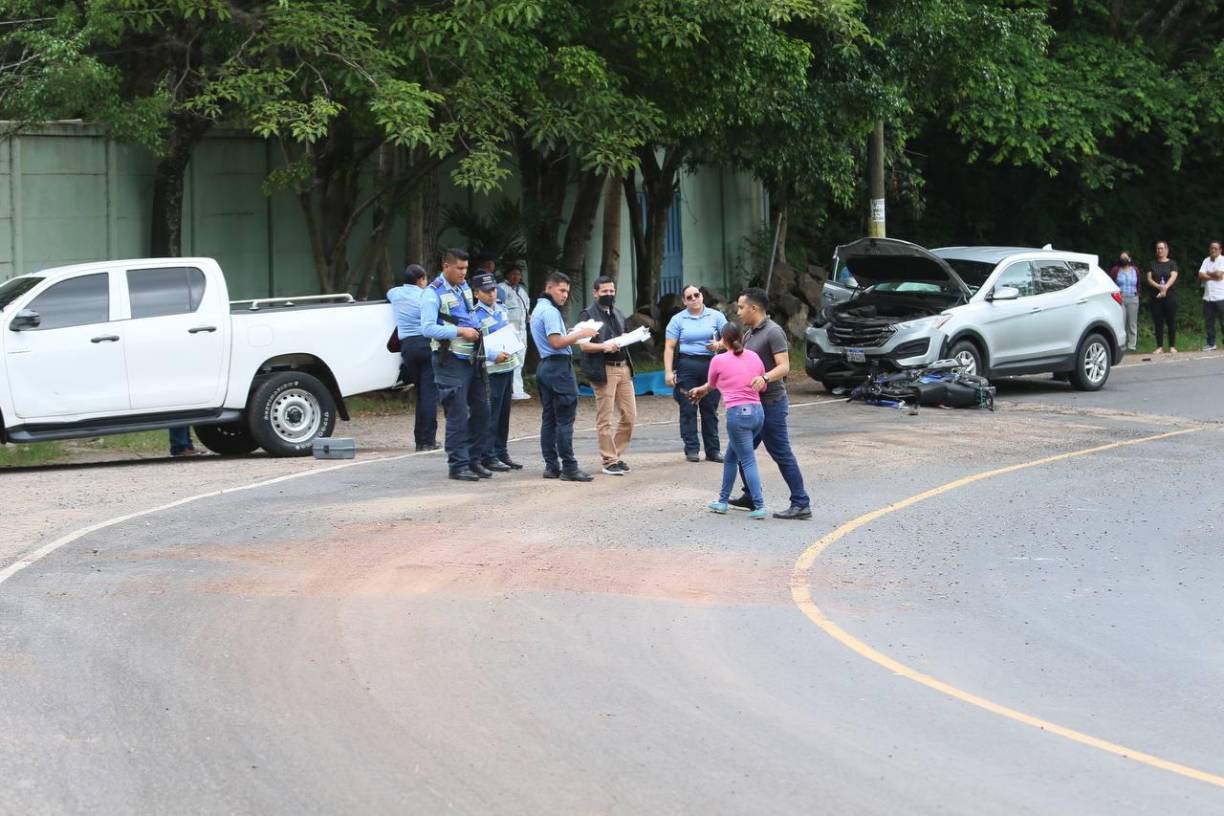 Según testigos, el motociclista perdió el control de la moto en una curva.