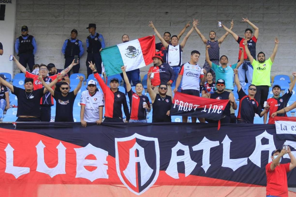 Con mucho positivismo ingresaron con cánticos y banderas alusivas a su club desde tempranas horas.