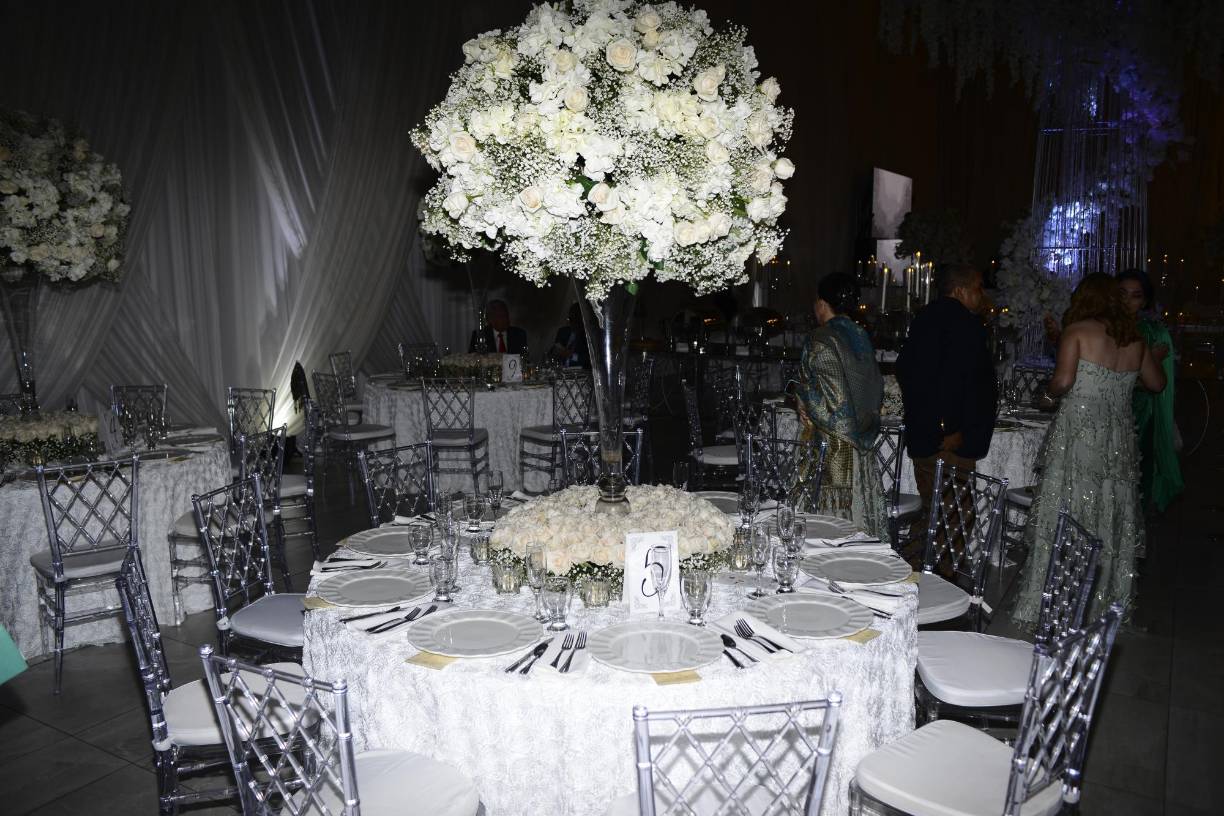 La decoración de las mesas la realizó la planeadora de eventos Alexandra Lockmer junto a las florista Jackeline Cabrera. 