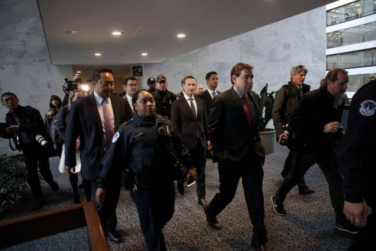 Con una mirada triste y un rostro demacrado, Zuckerberg se presentó a su primera comparecencia en el Congreso de EEUU.