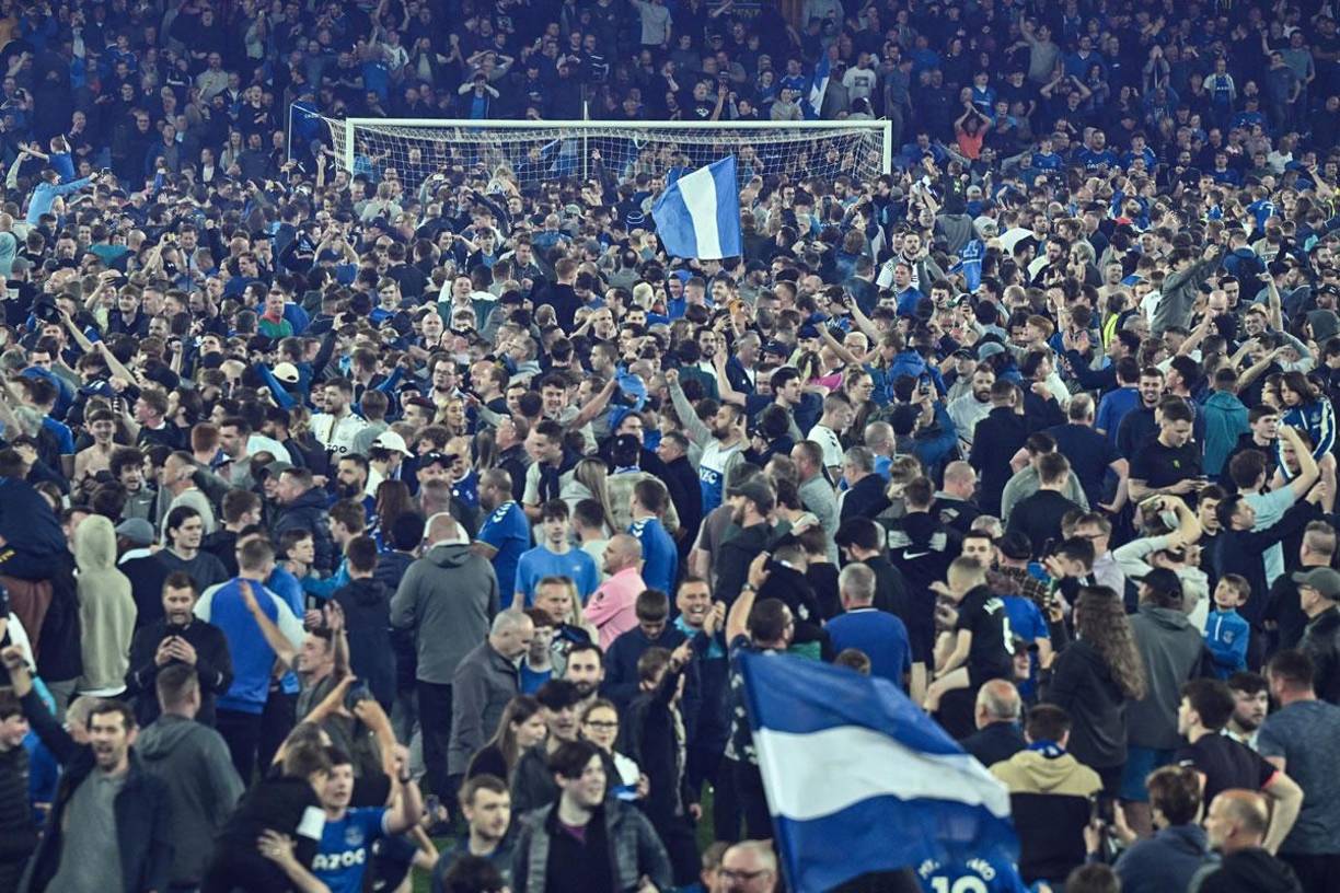 Los aficionados del Everton invadieron el campo del Goodison Park para celebrar la permanencia en la Premier League.