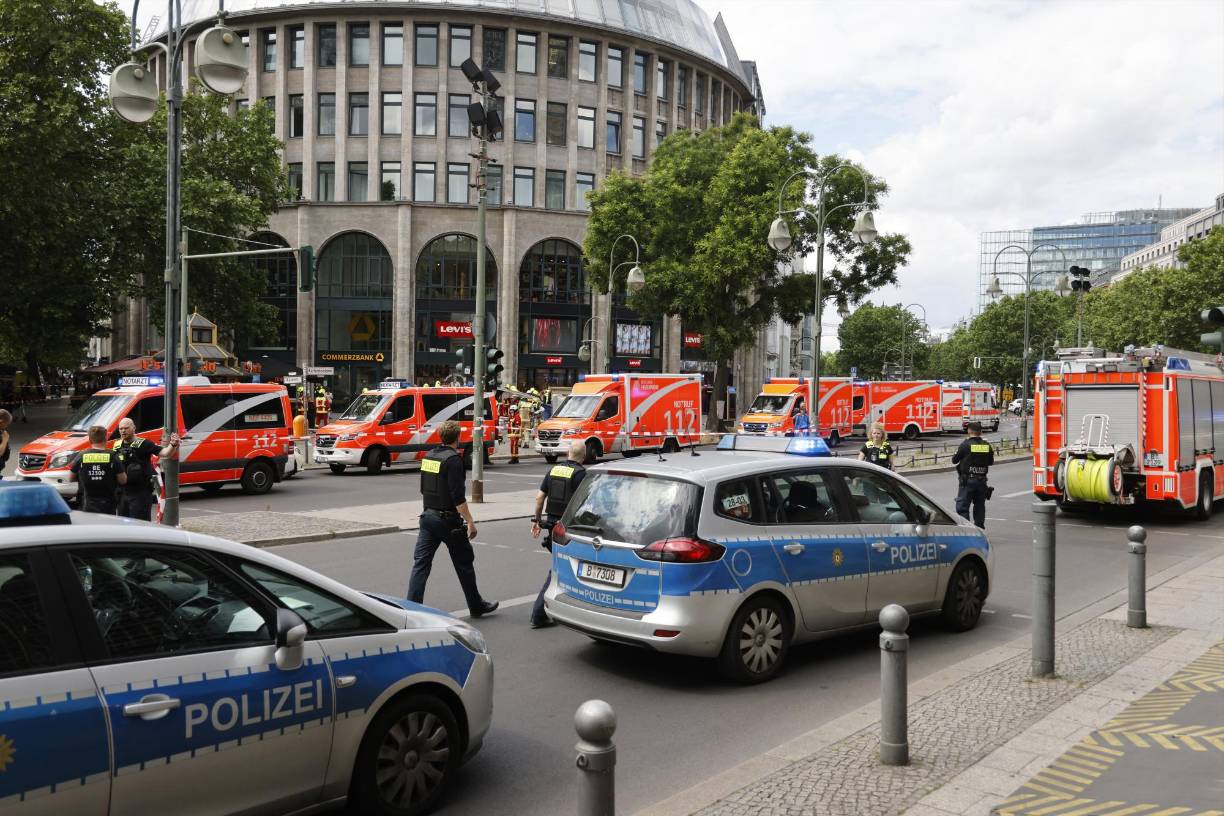 Tras ello, siguió circulando unos 200 metros, para acabar estrellándose contra el escaparate de un comercio de la zona.