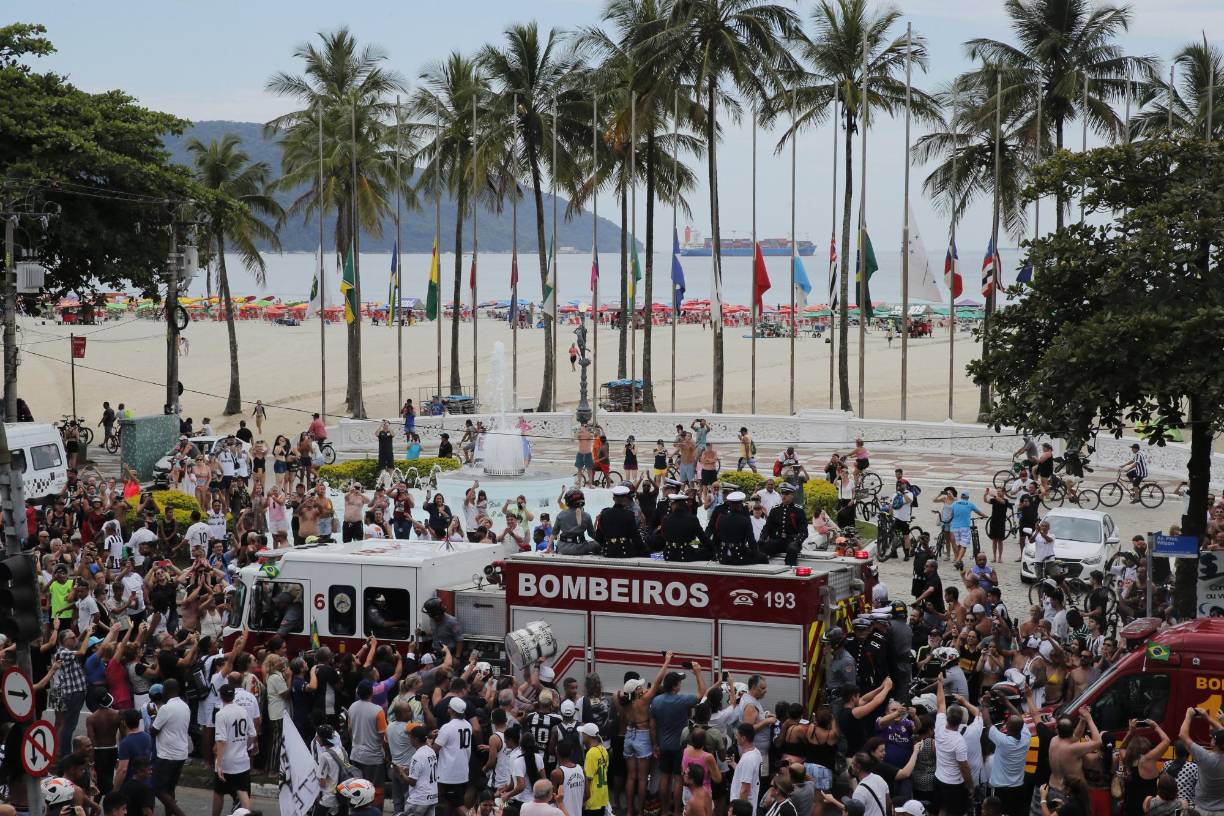 <b>Pelé</b> “es una figura muy especial. No se puede comparar con nadie, ni como jugador de fútbol, ni como ser humano, con ese comportamiento fino y educado”, dijo Lula a la televisión local. 