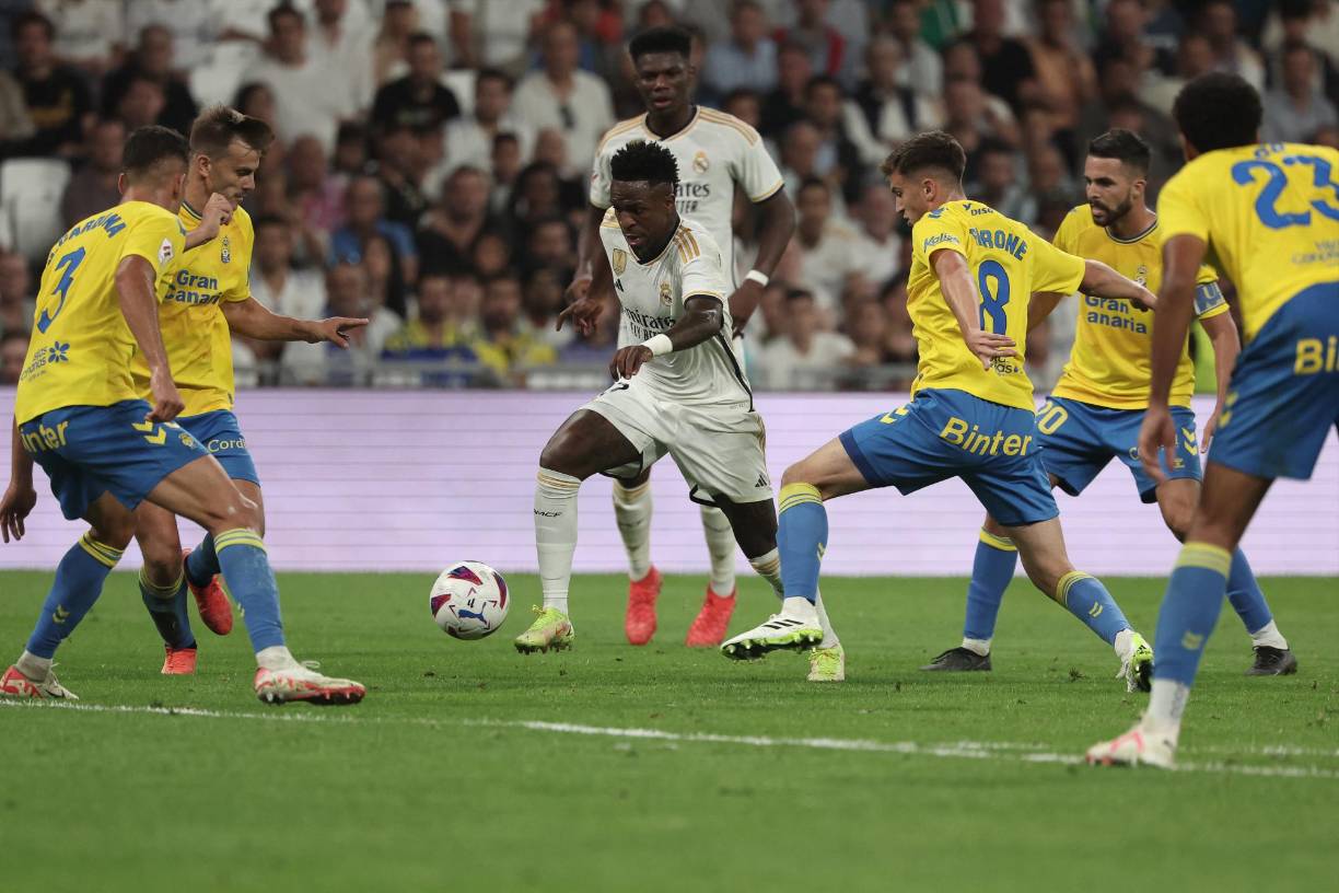 Tras recibido por toda la afición en pie, tardaba cinco minutos en brillar con una carrera, lanzando amagos a dos defensores de Las Palmas que acababan bloqueando su disparo. 