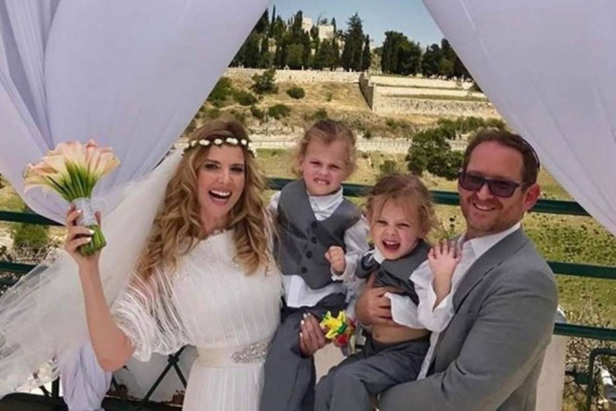 Pero hace solo un año, y luego de una importante preparación personal, se convirtió al judaísmo ortodoxo, se casó una vez más con su esposo en Jerusalén, y cambió de nombre a “Sarah Mintz”.<br/>