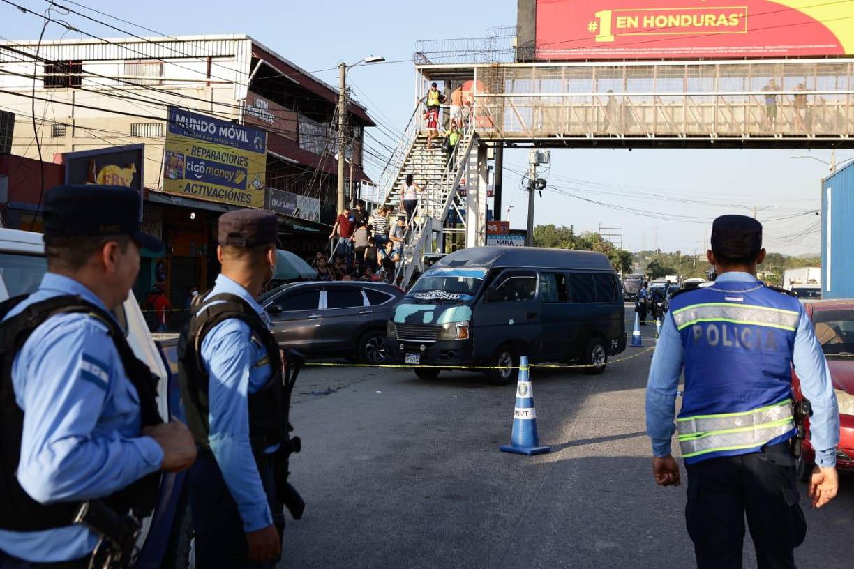 El conductor fue identificado como José Adelmo Orellana (48) y el ayudante como Roberto, conocido como “Pikachú”