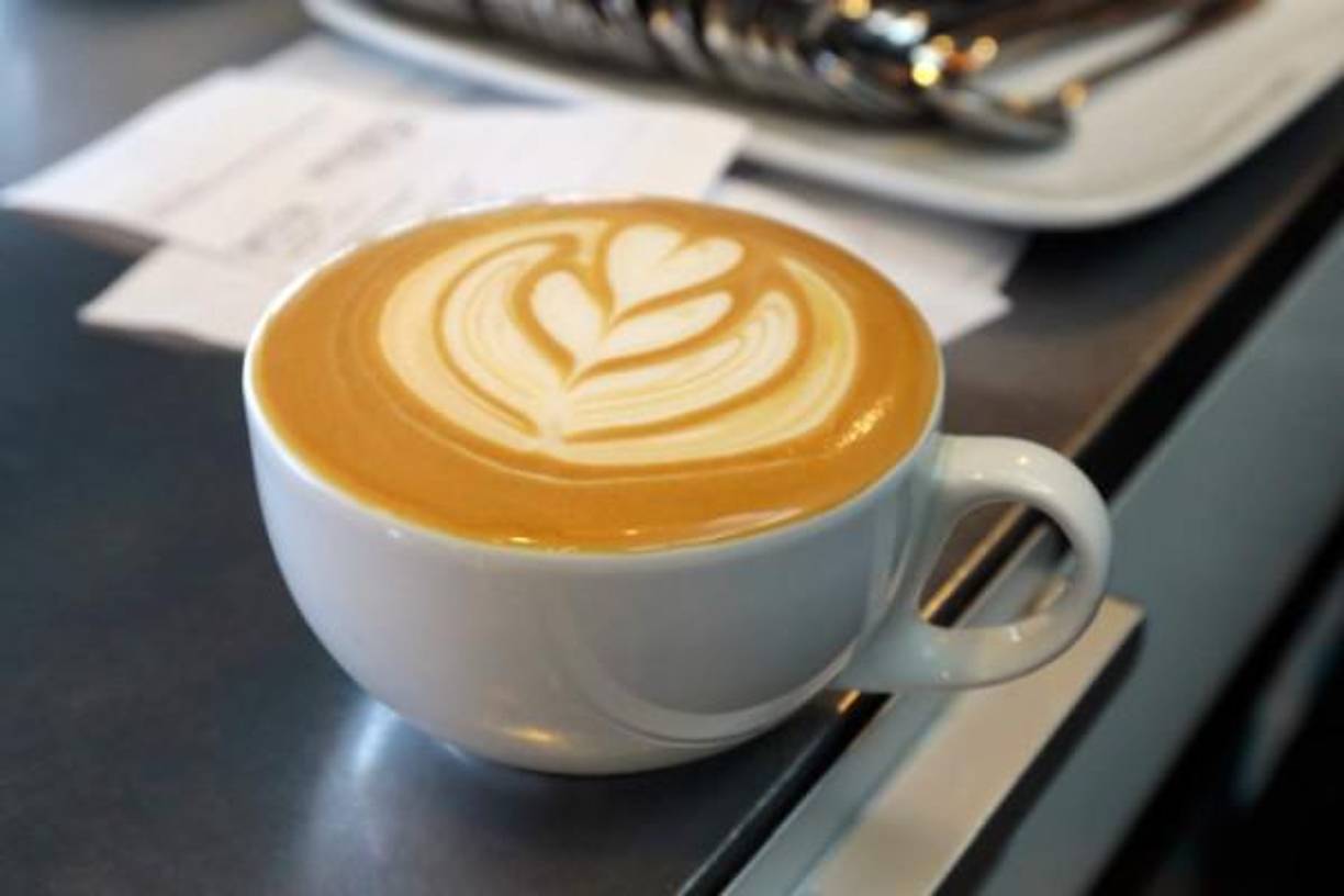 Capuchino de matcha con chocolate blanco: El matcha es un tipo de té verde en polvo que es rico en antioxidantes. Combinado con chocolate blanco, esta bebida no solo es deliciosa, sino que también ayuda a mejorar la concentración y a combatir la fatiga.