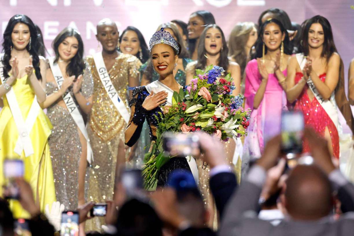 En la edición 2023 se pudo ver que ya es permitido que las madres y esposas puedan concursar; es más, Camila Avella se convirtió en la primera colombiana en ganarse el Miss Universe de su país casada y con una hija, y, junto con las representantes de Costa Rica y Guatemala que también son madres, participará en el evento universal.