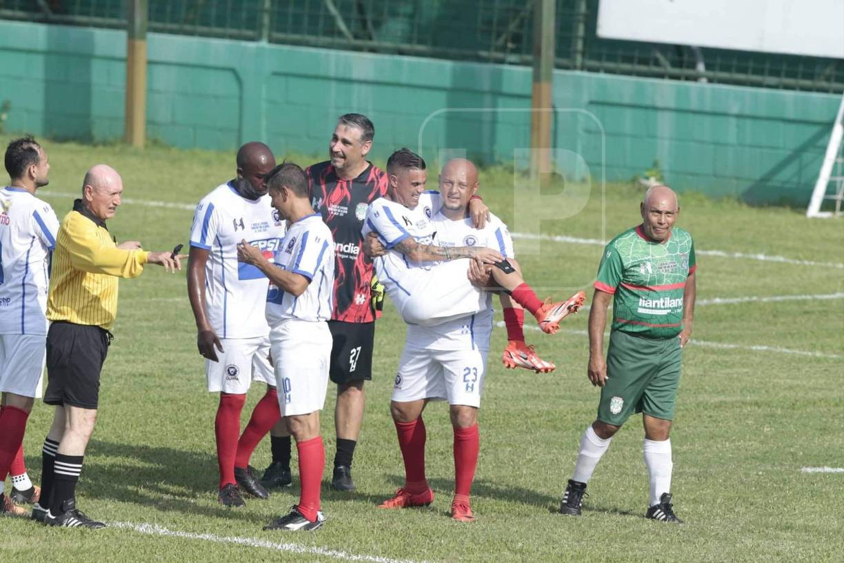 Apenas a los 10 minutos se marchó lesionado Ramiro Bruschi tras dar una asistencia de gol. El exdefensor Sergio Mendoza lo retiró del campo.