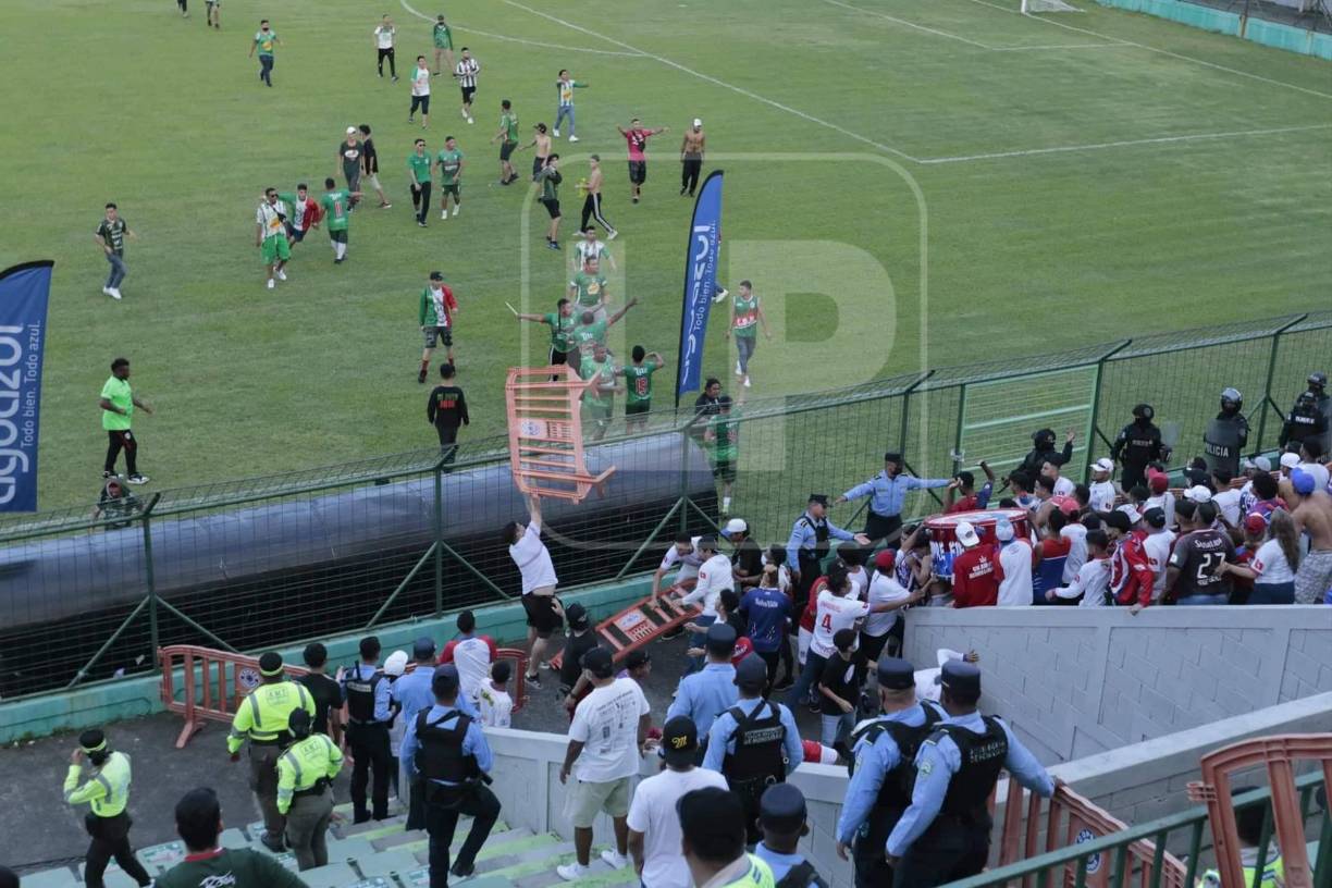 La barra del Marathón ingresó al césped del estadio Yankel Rosenthal y se fueron a donde estaban los barristas del Olimpia.