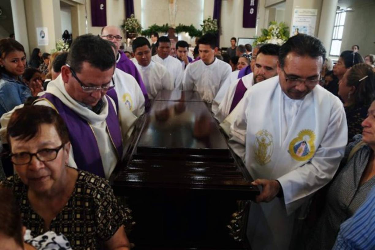 Luego de un corto funeral y una misa de cuerpo presente, los restos mortales del padre Antonio Quetglas fueron trasladados a la Basílica de Suyapa donde fueron depositados en la cripta.