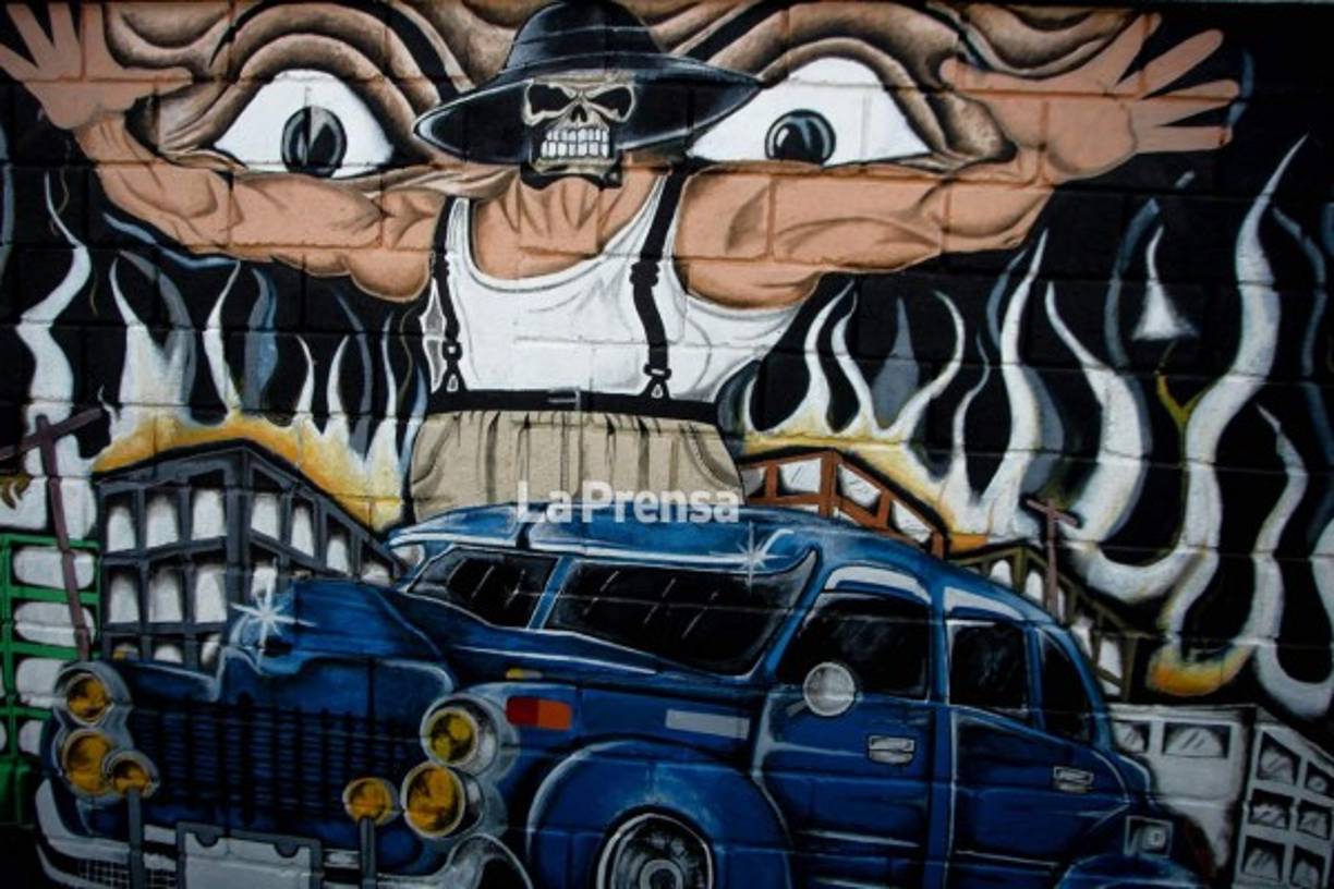 Los hombres vestidos como gansters, como la muerte y con carros de lujo también hacen parte de la cultura del 'placazo'.