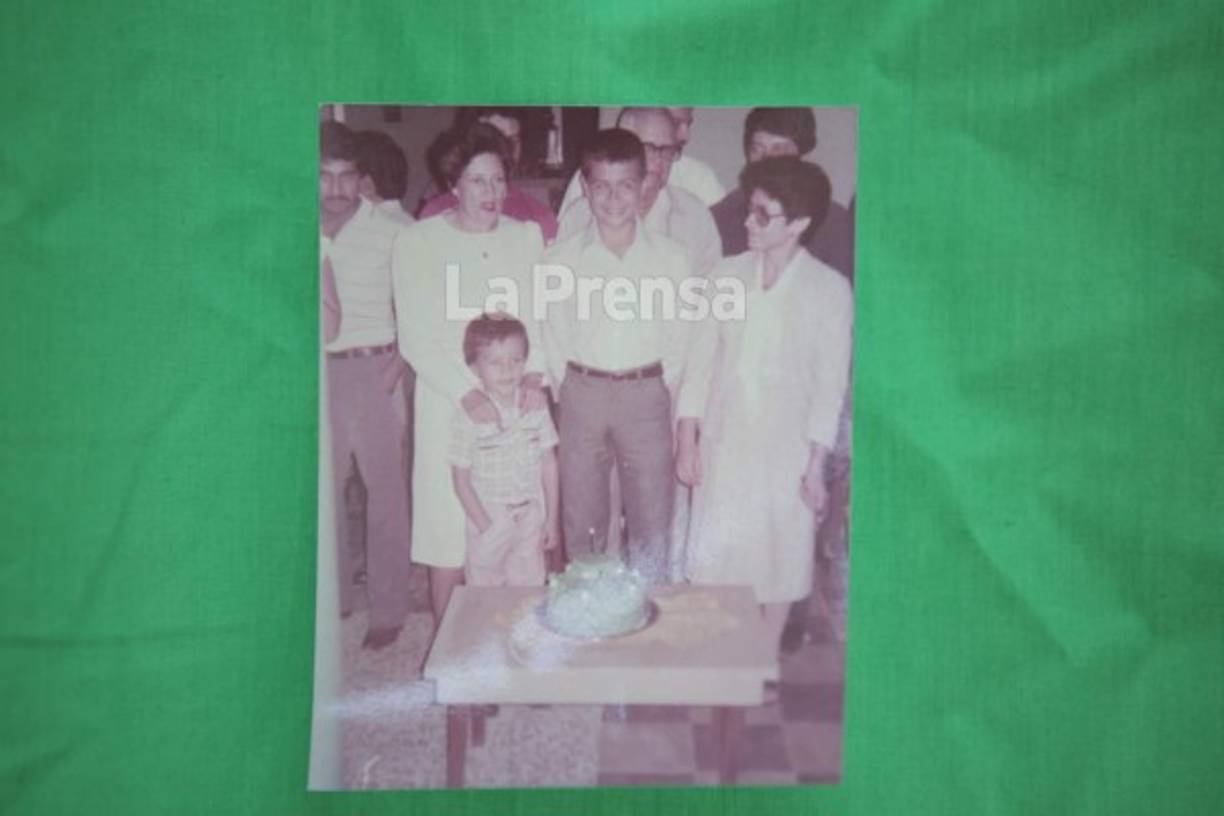 Sin duda alguna no pierde sus rasgos. Nació el 28 de octubre de 1968. Es hijo de una familia numerosa con 14 hermanos. Desde pequeño tuvo la convición de lo que quería ser.