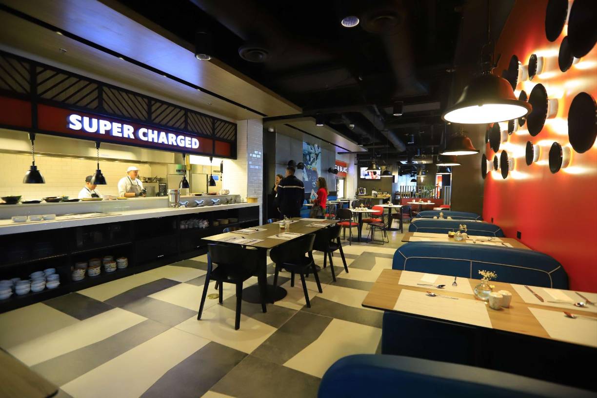 El hotel cuenta con un restaurante Depot Restaurant, el cual tiene una atractiva decoración con temática de motocicletas y automóviles, aparte de la variedad gastronómica. 