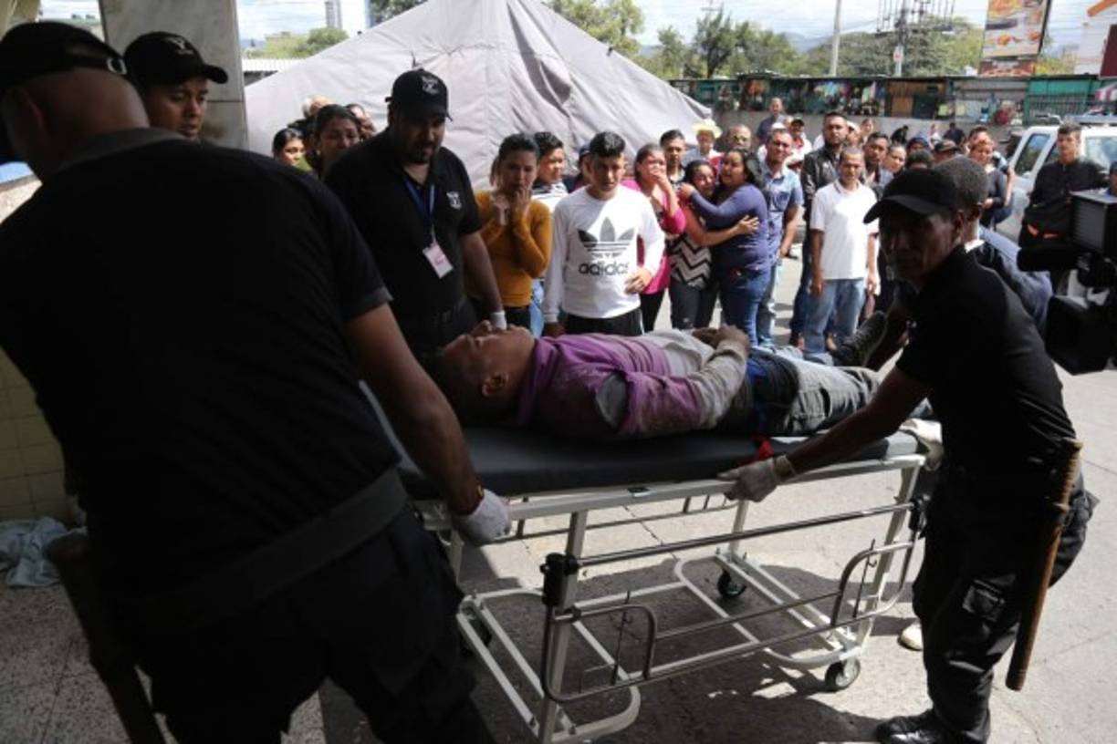 Hasta los guardias del Hospital Escuela ayudaron a agilizar el ingreso de los afectados.