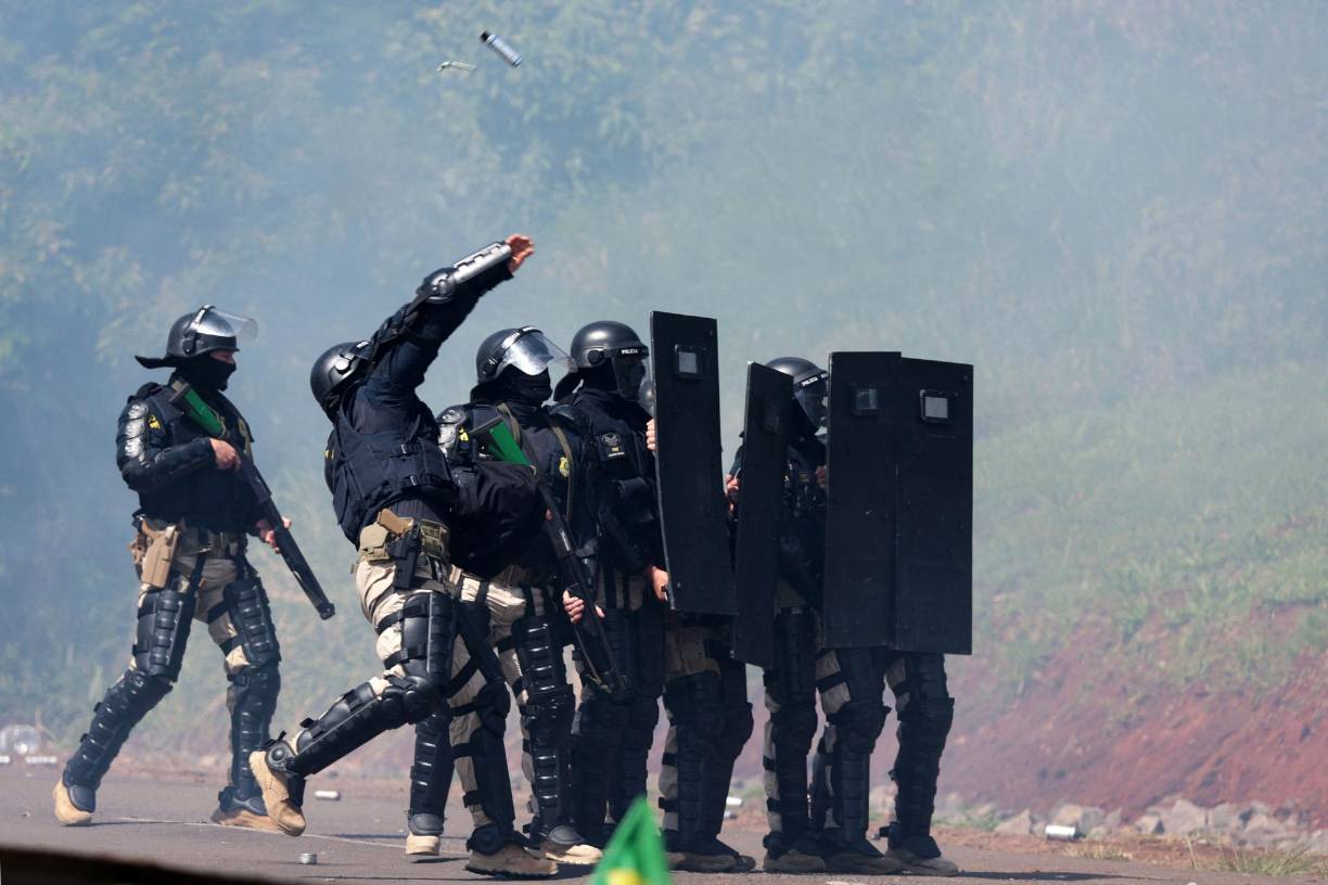 La autopista que conduce al Aeropuerto Internacional de Guarulhos en Sao Paulo, el mayor del país, fue liberada por la policía en la mañana, tras un bloqueo que en la madrugada provocó cancelamientos y atrasos en algunos vuelos, de acuerdo con la prensa local. 