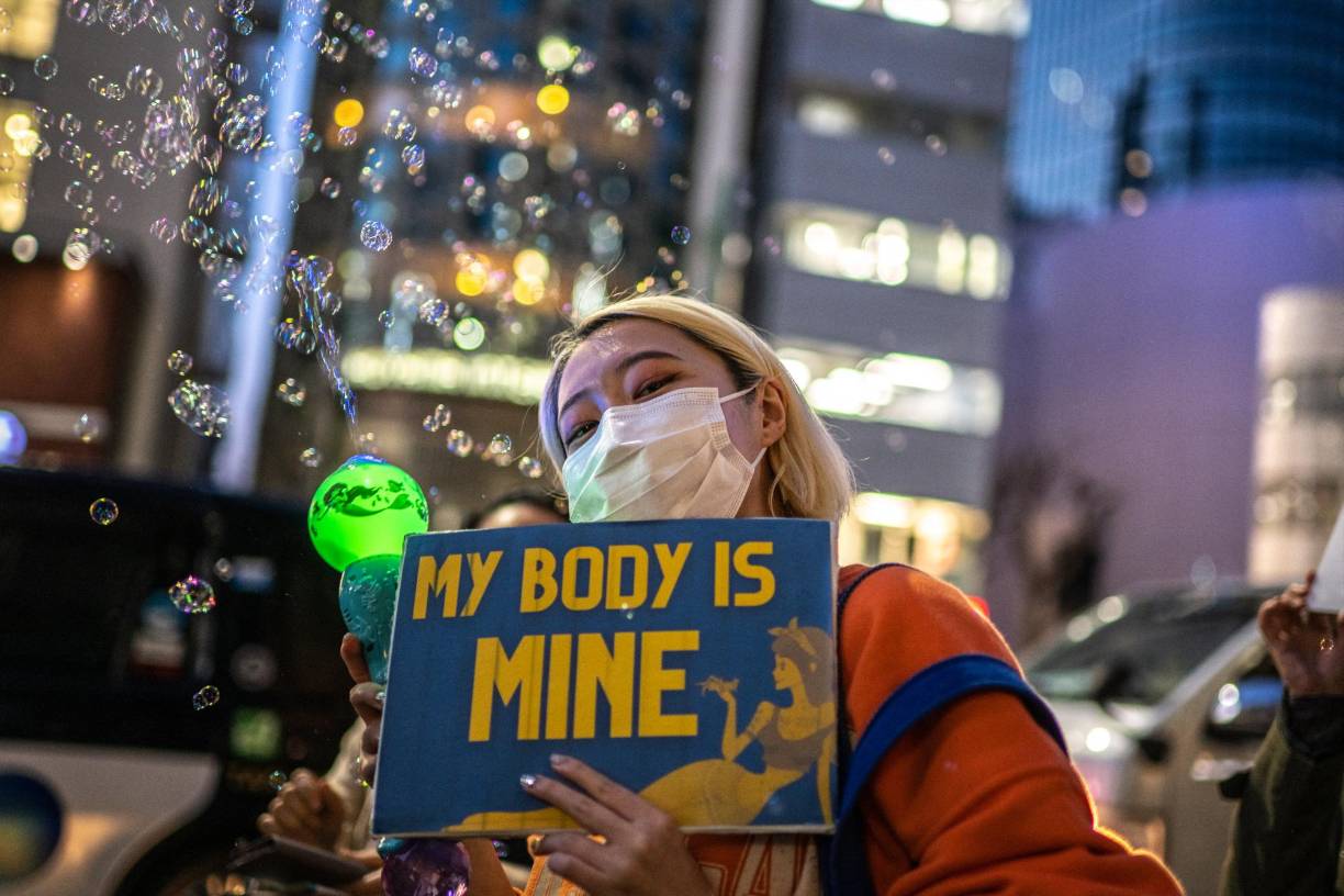 En varios lugares se prohibieron las marchas de mujeres, como en Pakistán, donde las autoridades alegaron los “controvertidos carteles” que suelen portar las manifestantes con reivindicaciones sobre el divorcio o contra el acoso sexual.