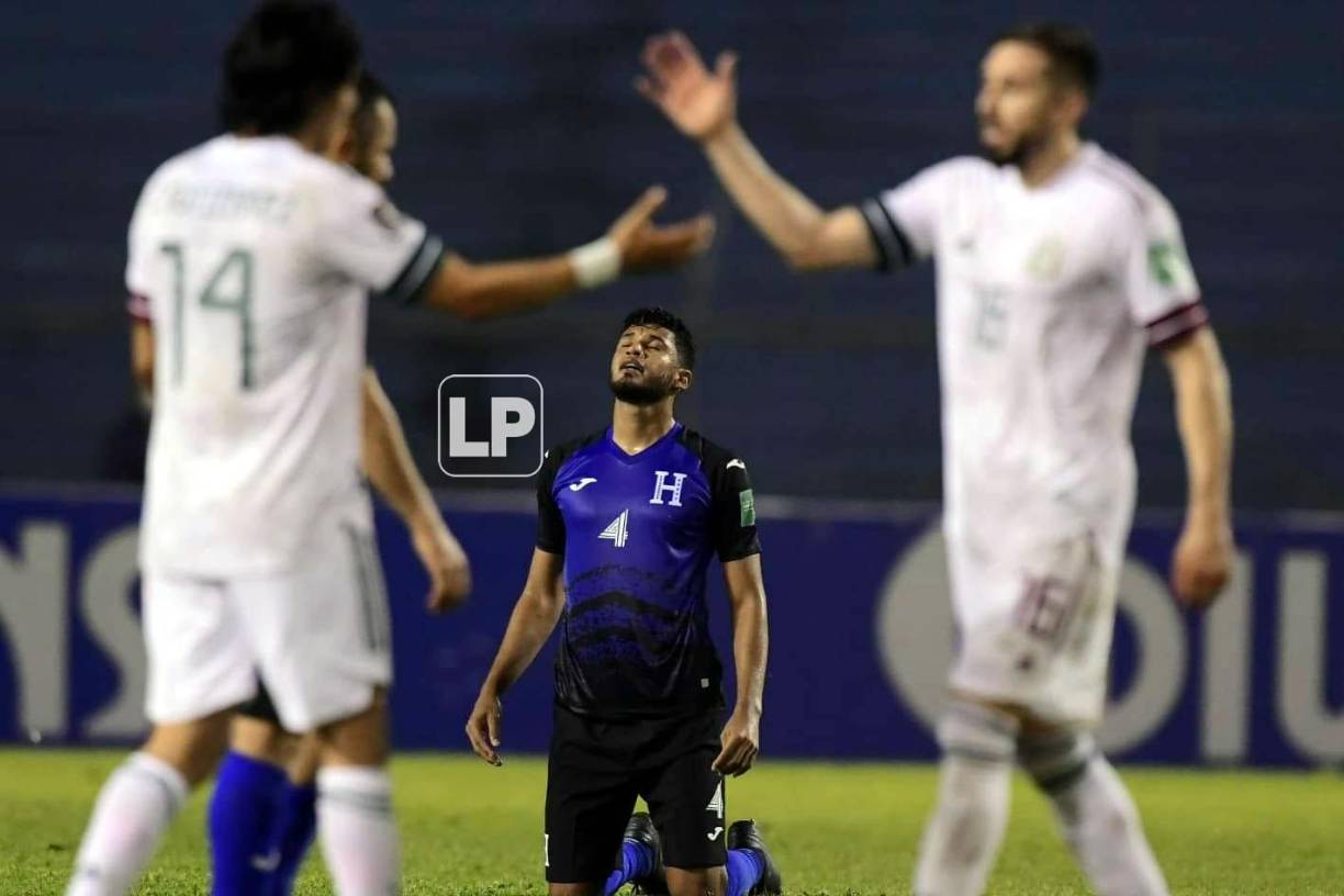 El defensa hondureño Marcelo Pereira, hundido de rodillas al final del partido.