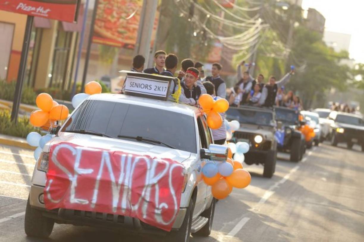 La caravana de la escuela Valle de Sula.