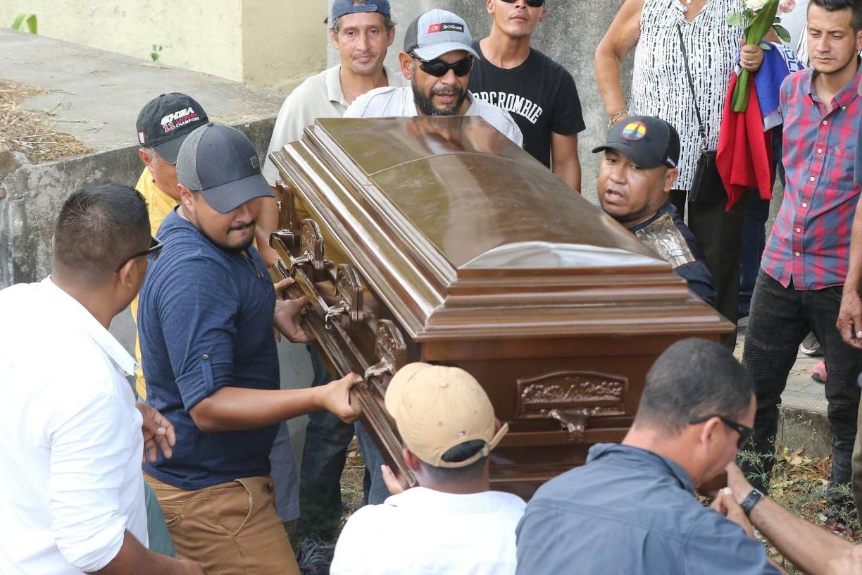 Momento en que cargaban el féretro donde iban los restos de Elmer Canales.