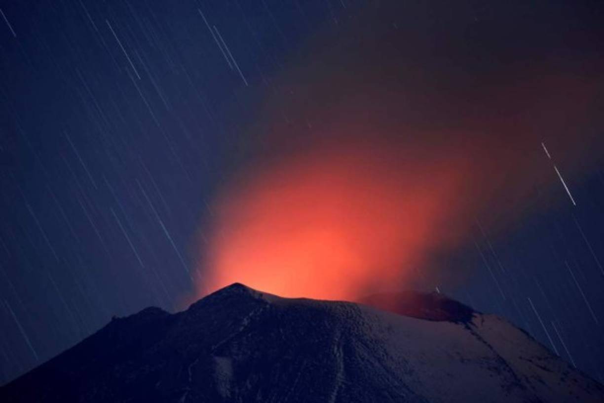The Popocatepetl Volcano spews ash and smoke as seen from Panotla, Tlaxcala state, Mexico, on March 28, 2019. (Photo by Guadalupe PEREZ / AFP)