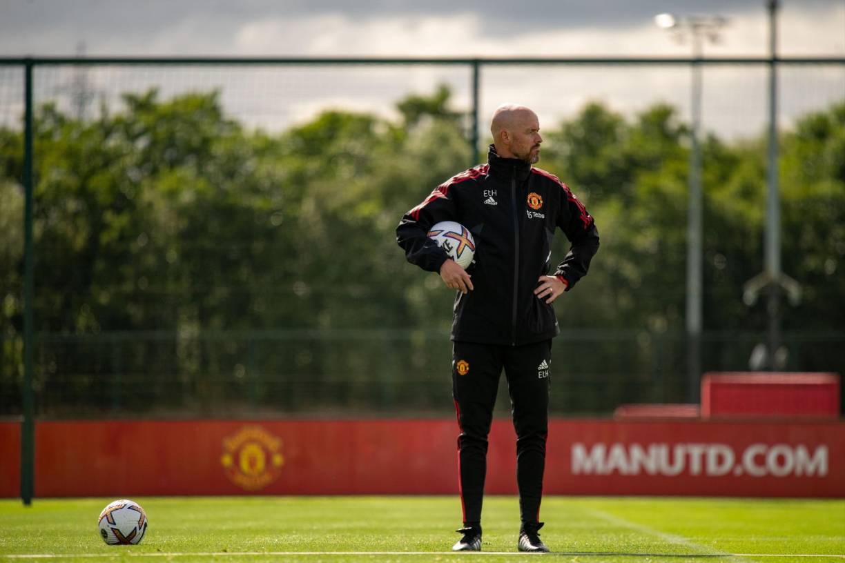 “El nuevo entrenador envió un correo electrónico a los jugadores del primer equipo, diciéndoles que el futbol es un juego de equipo y que ningún individuo es más importante que otro”, dijo una fuente a The Sun.