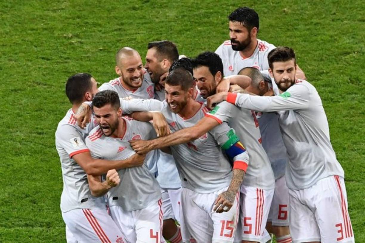 Nacho Fernández es felicitado por sus compañeros tras su golazo a Portugal. Foto AFP