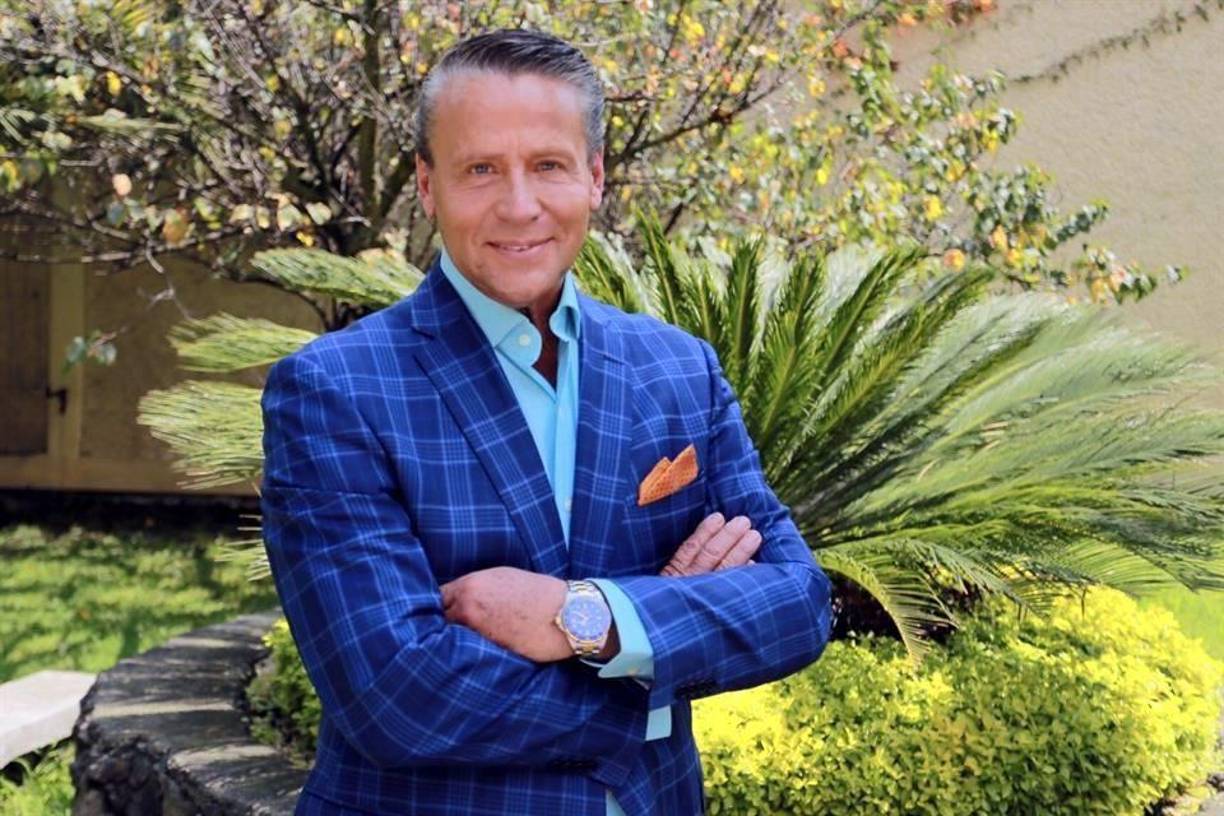 Alfredo Adame continúa estando en el ojo del público por su confesión de estar en bancarrota, y continuará siendo personaje polémico en el mundo del entretenimiento.