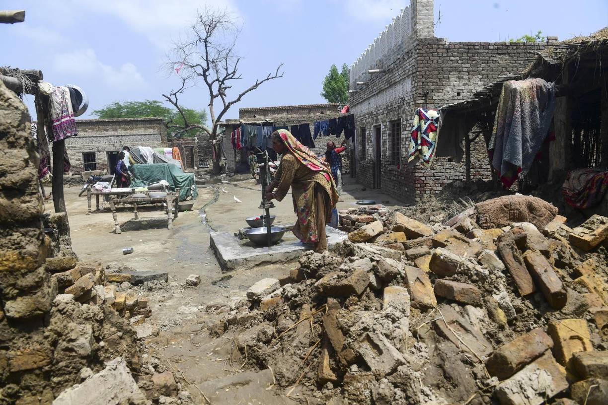 Según el último balance, publicado el lunes, de la Autoridad Nacional de Gestión de Desastres (NDMA), al menos 1.136 personas perecieron desde el inicio del monzón en junio, 75 de ellas en las últimas 24 horas.