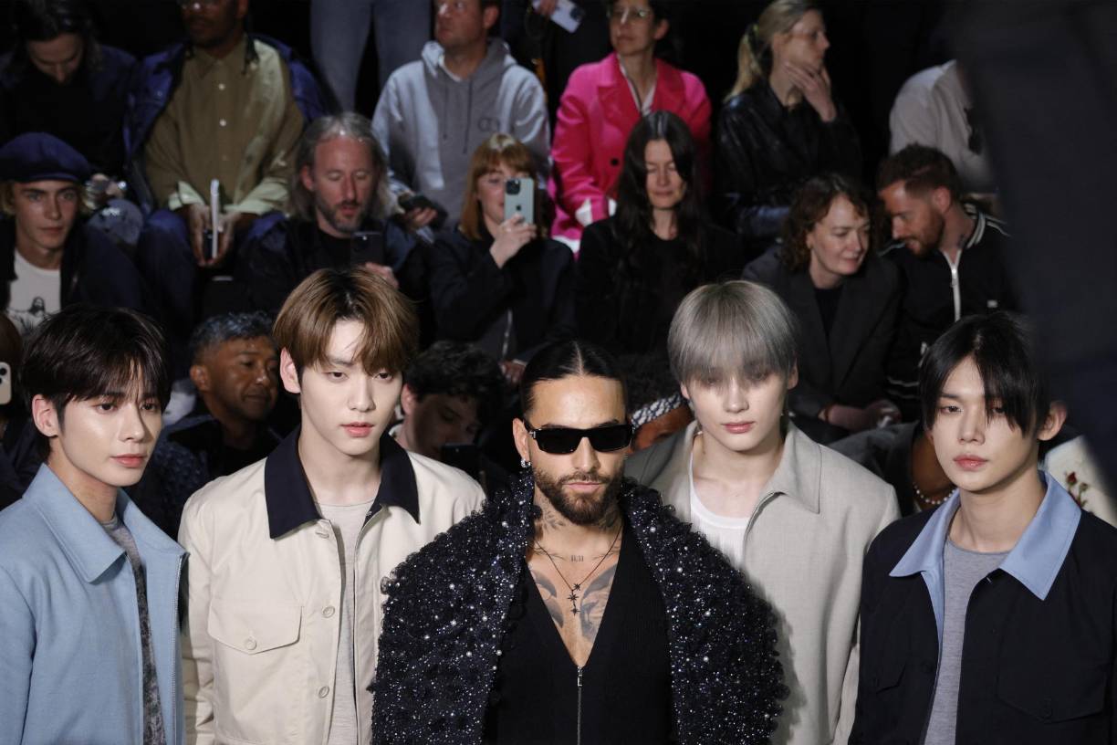 El cantante colombiano Maluma y los miembros de la banda Korean Boys 'Tomorrow X together' posan delante del desfile de la colección de ropa masculina lista para usar Dior Primavera/Verano 2025 como parte de la Semana de la Moda de París en París, el 21 de junio de 2024.