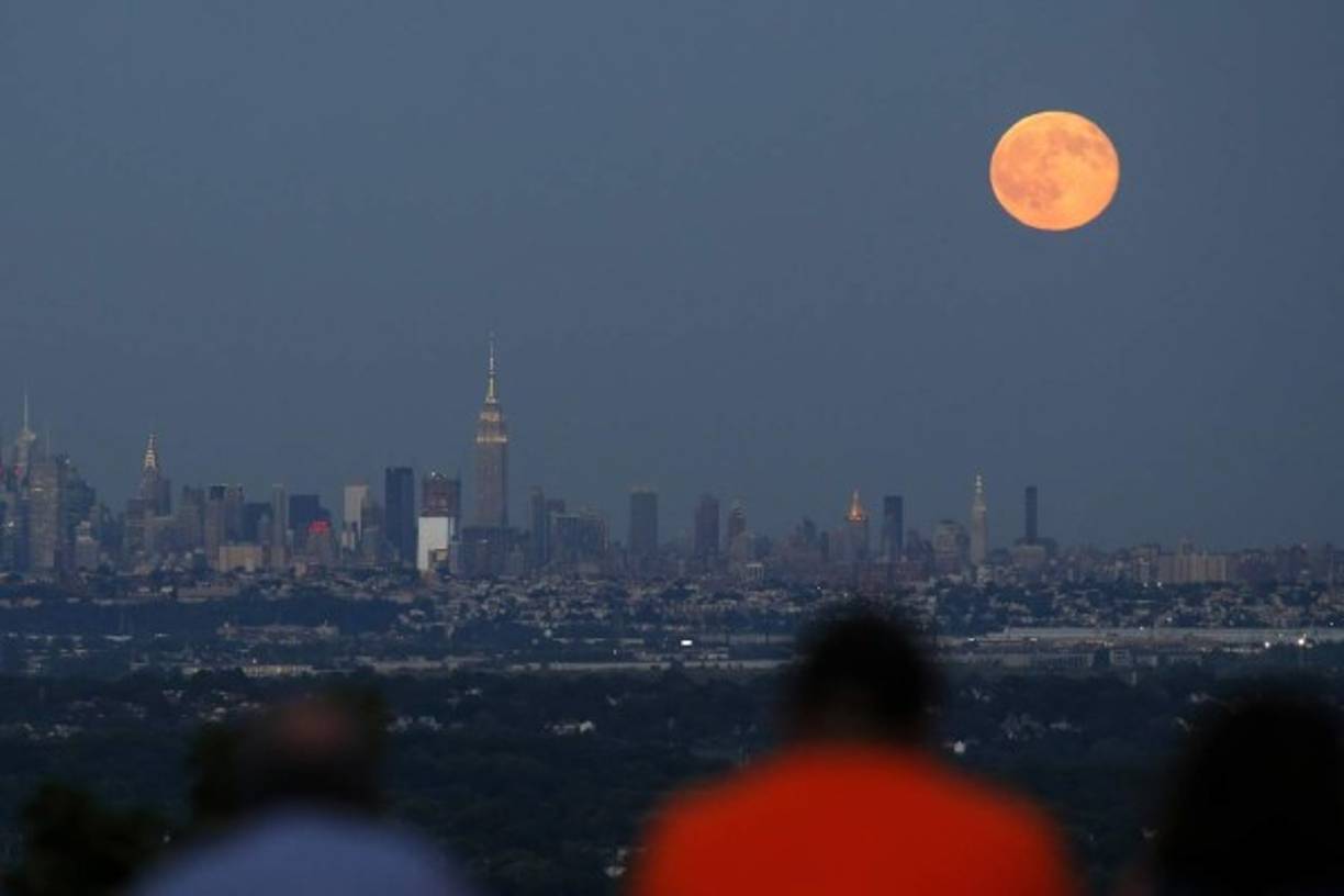 Así se vio la luna azul en Nueva York. Foto: AFP